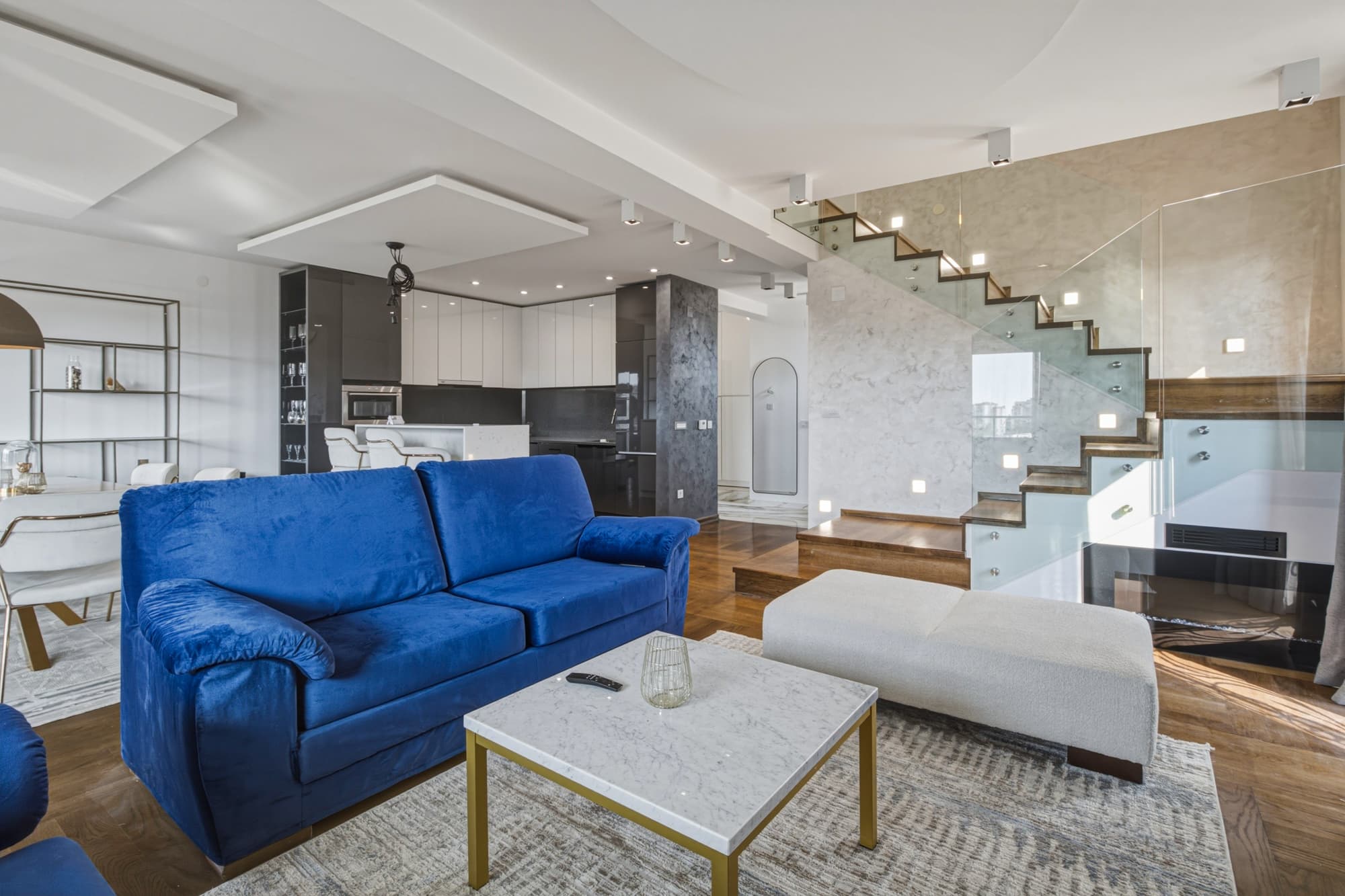 Besprekorno uređen duplex stan za izdavanje sa garažnim mestom na Dorćolu