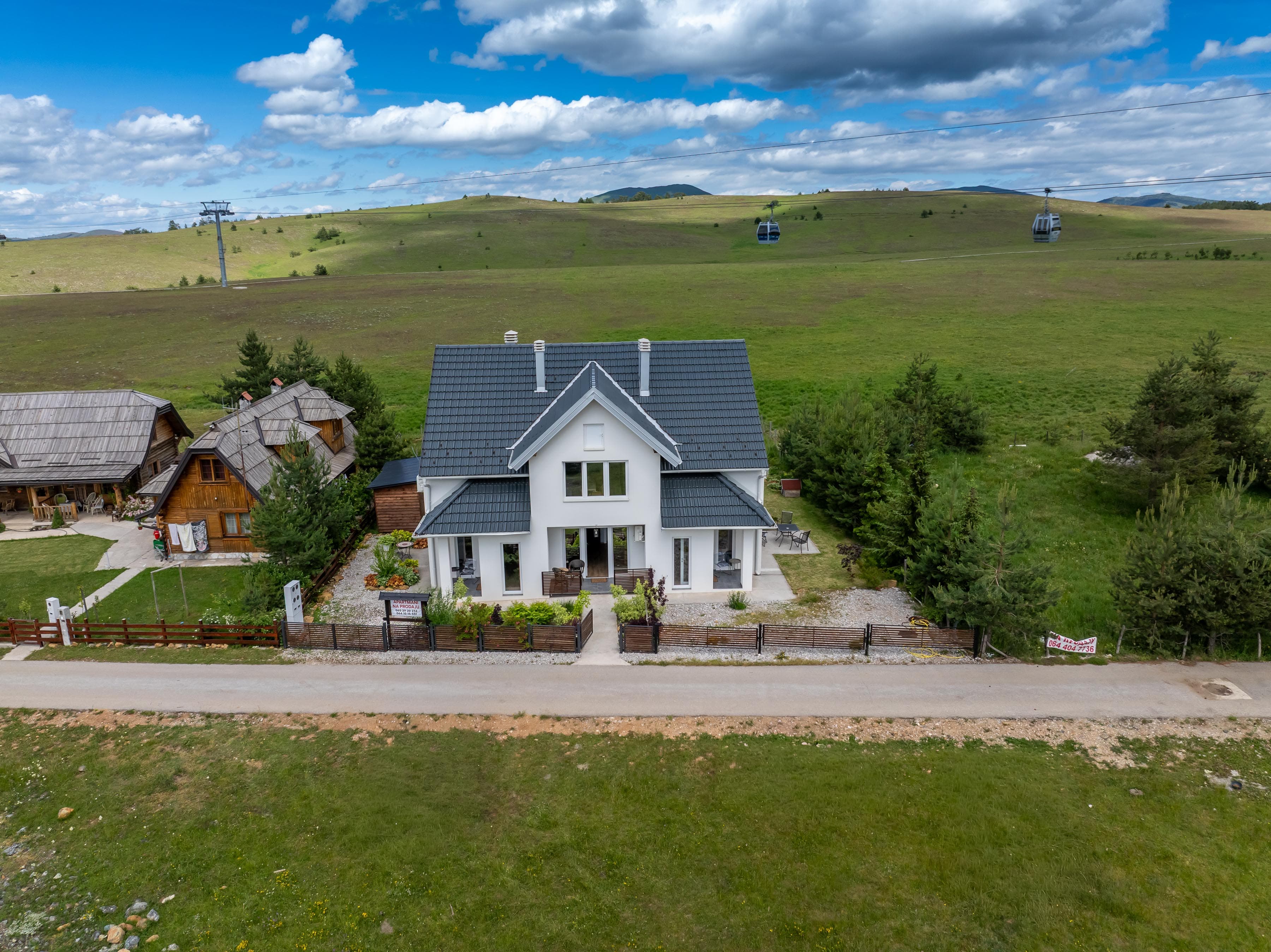 Kuća na Torniku sa 3 dodatna apartmana - Investicija na najlepšoj lokaciji na Zlatiboru